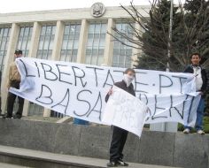 Акція протесту опозиційно настроєної молоді біля будівлі Кабінету міністрів Молдавії