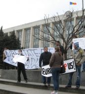 Акція протесту опозиційно настроєної молоді біля будівлі Кабінету міністрів Молдавії