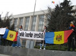 Акція протесту опозиційно настроєної молоді біля будівлі Кабінету міністрів Молдавії