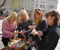 Participants of the master-class on the art of painted Easter eggs making