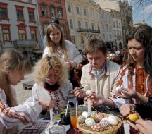 Participants of the master-class on the art of painted Easter eggs making