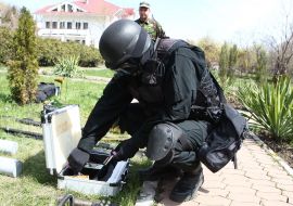 Співробітник спецпідрозділу СБУ готує вибухівку