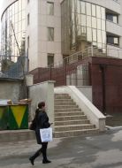 Дівчина проходить біля нового офісу Комуністичної партії Республіки Молдова