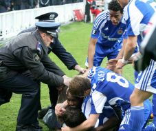 Militiamen conduct detention of fan