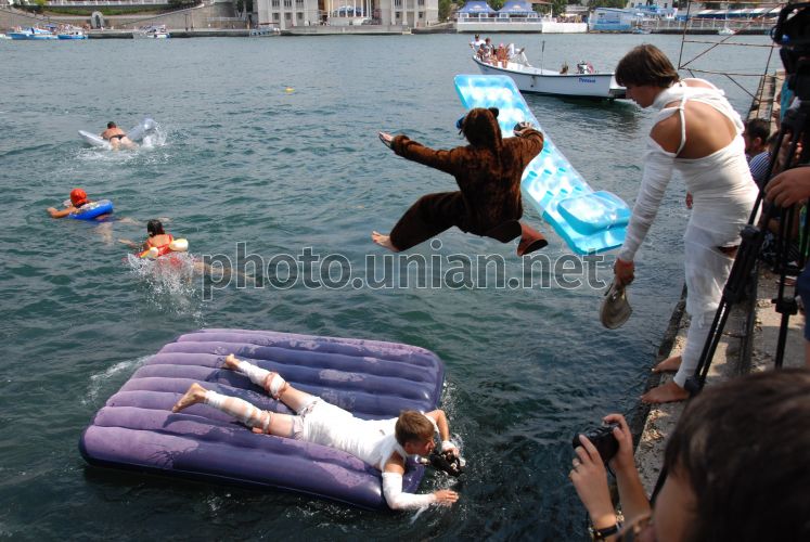 Фотосессия на надувном матрасе в воде