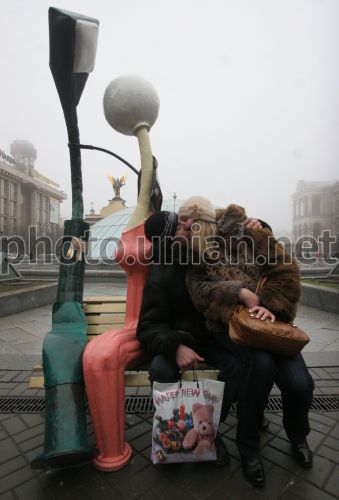 Фотография на тему Девушка и парень целуются | PressFoto