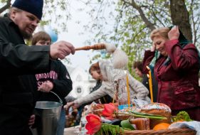A priest sanctifies easter baskets