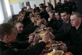 Солдаты празднуют Пасху