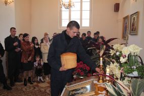 Солдат держит пасхальный кулич