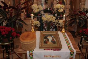 Пасхальный кулич возле иконы