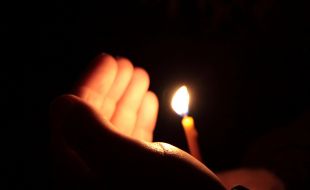 Свеча с Благодатным огнем