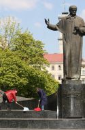 Прибирання території біля пам’ятника