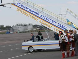 Дівчата в українських національних костюмах