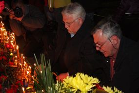 Ветерани ставлять свічки біля Меморіалу Героям Чорнобиля