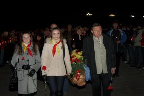 Родичі загиблих несуть вінок до Меморіалу Героям Чорнобиля