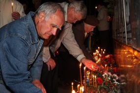 Ветерани ставлять свічки біля Меморіалу Героям Чорнобиля