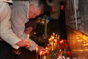 Ветерани ставлять свічки біля Меморіалу Героям Чорнобиля