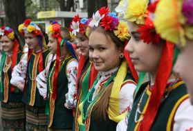 Girls in the Ukrainian national suits