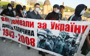 Молоді люди несуть плакат