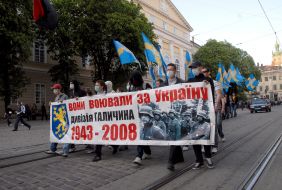 Молоді люди несуть плакат