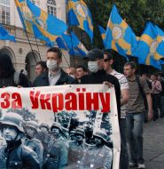 Молоді люди несуть плакат