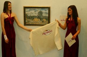 Дівчата відкривають одну з робіт