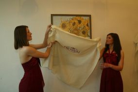 Дівчата відкривають першу роботу в колекції