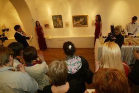 Дівчата представляють роботи