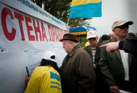 Учасники Всеукраїнської акції ”Стіна правди”