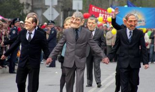 Учасники церемонії відкриття курортного сезону в масках