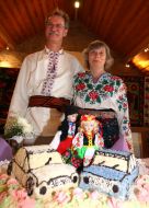 Ирина Денис и Бернд Гартманн возле свадебного торта