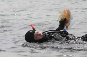 Diver with plastics bottles