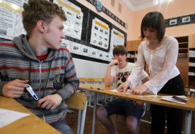 An observer distributes tests