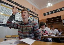 Schoolchildren executes the tests tasks