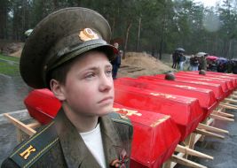 Курсант стоїть у почесній варті