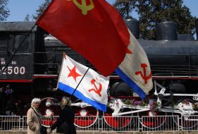 Flags near the armoured train ”Zheleznyakov”