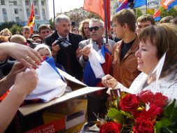 Участники акции «В каждом окне - российский флаг!»