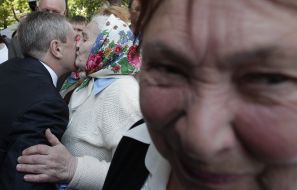 Літня жінка цілує Леоніда Черновецького