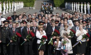 Покладання квітів до могили Невідомого солдата