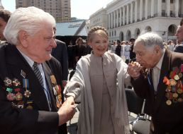 Ветеран ВВВ цілує руку Юлії Тимошенко