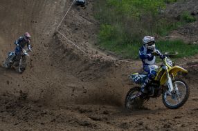 Competitioners on motocross