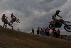 Competitioners on motocross