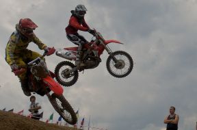 Competitioners on motocross