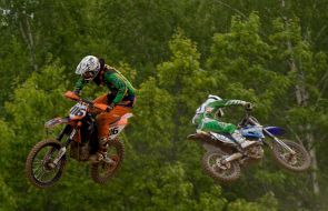Competitioners on motocross