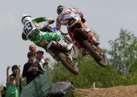 Competitioners on motocross