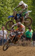 Competitioners on motocross
