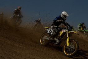 Competitioners on motocross