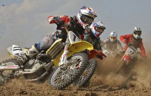 Competitioners on motocross