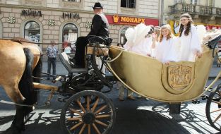 Coach with children in the suits of angels