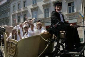 Coach with children in the suits of angels